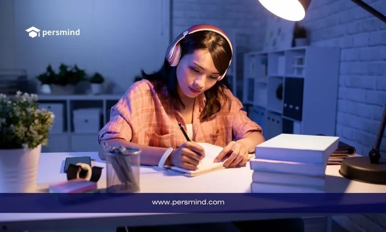 طالبة جامعية تدرس ليلاً وهي تكتب ملاحظاتها على مكتب حديث، تمثل فرص التعليم والدراسة في منحة كلية فاطمة للعلوم الصحية في الإمارات.