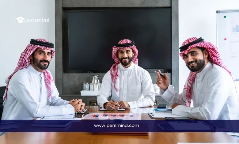 موظفون في اجتماع عمل رسمي يرمزون إلى وظائف شركة الإمارات للبترول في دولة الإمارات.