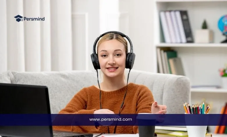 طالبة تجلس أمام جهاز الكمبيوتر وترتدي سماعات رأس أثناء الاستعداد أو أداء اختبار Duolingo لتحديد مستوى اللغة الإنجليزية.