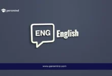 شعار كلمة English مع رمز فقاعة المحادثة على خلفية داكنة، في تصميم يشير إلى تعلم اللغة الإنجليزية واختبارات تحديد المستوى مثل اختبار Duolingo.