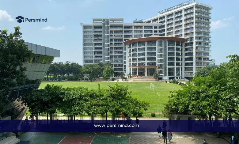 حرم جامعي حديث في سنغافورة مع مبانٍ تعليمية متعددة تطل على ساحة خضراء واسعة.