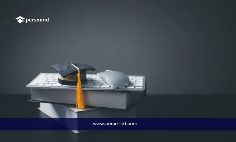 قبعة تخرج موضوعة فوق كتب ولوحة مفاتيح مع فأرة كمبيوتر، في إشارة إلى فرص الدراسة في سويسرا بدون IELTS.