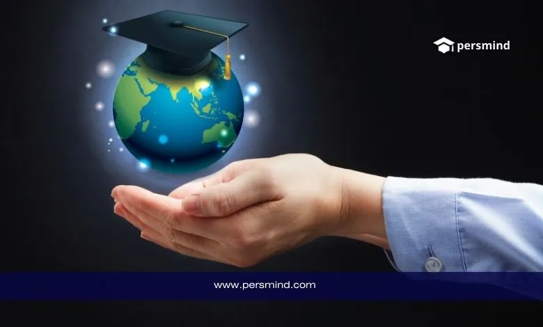 يد تحمل كرة أرضية صغيرة ترتدي قبعة تخرج، في إشارة إلى فرص الدراسة في سويسرا بدون IELTS.