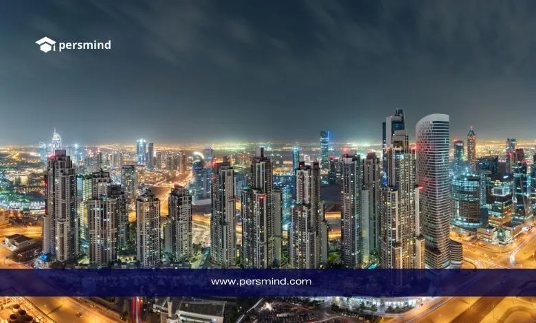 أفق مدينة دبي ليلًا مع ناطحات السحاب الحديثة ضمن مقال برنامج شركاء دبي للأعمال للتدريب والتطوير المهني