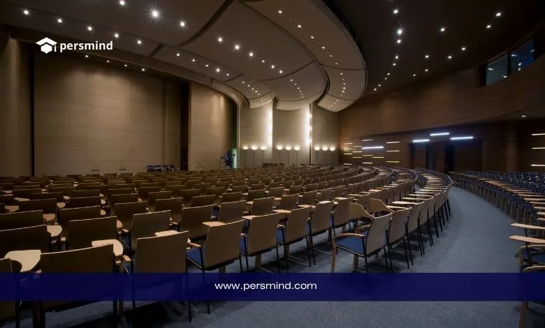 قاعة مؤتمرات حديثة مجهزة بالكامل بمقاعد متعددة ومسرح رئيسي، ضمن مرافق مخصصة لفعاليات برنامج قادة المستقبل HIIA في المجر.