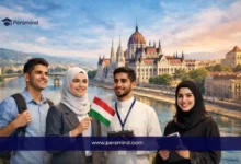 صورة لشباب من مختلف الخلفيات يقفون أمام مبنى البرلمان المجري في بودابست، يحمل أحدهم علم المجر، في إطار تمثيلي لبرنامج قادة المستقبل HIIA.