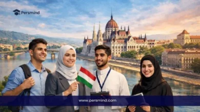 صورة لشباب من مختلف الخلفيات يقفون أمام مبنى البرلمان المجري في بودابست، يحمل أحدهم علم المجر، في إطار تمثيلي لبرنامج قادة المستقبل HIIA.