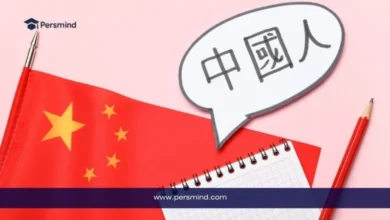 علم الصين مع دفتر ملاحظات وقلم، وفقاعة حوار تحتوي على كلمة صينية مكتوبة بالماندرين، في صورة تعبيرية لمقال تعلم اللغة الصينية الماندرين.