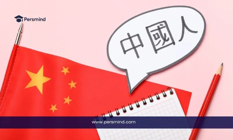 علم الصين مع دفتر ملاحظات وقلم، وفقاعة حوار تحتوي على كلمة صينية مكتوبة بالماندرين، في صورة تعبيرية لمقال تعلم اللغة الصينية الماندرين.