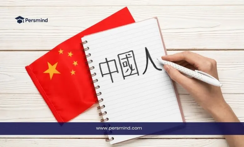 شخص يكتب كلمة صينية بالماندرين في دفتر ملاحظات بجانب علم الصين، في صورة تعبيرية لمقال تعلم اللغة الصينية الماندرين.