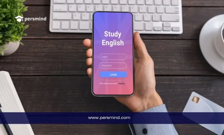 يد تحمل هاتفًا ذكيًا يعرض واجهة تطبيق Study English ضمن بيئة عمل مكتبية، في صورة تعبيرية لمقال دورة اللغة الإنجليزية للسفر.