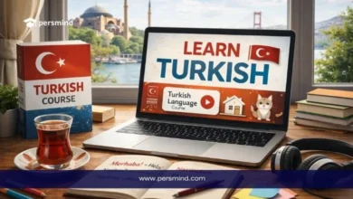حاسوب محمول يعرض عبارة LEARN TURKISH مع كتاب Turkish Course وشاي تركي على المكتب، في صورة تعبيرية لمقال دورة تعلم اللغة التركية عبر الإنترنت.