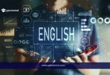 واجهة رقمية تفاعلية تحمل كلمة ENGLISH مع أيقونات تعليمية، في تصميم تعبيري لمقال دورة توفل مجانية عبر الإنترنت.