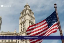 علم الولايات المتحدة يرفرف أمام مبنى أمريكي كلاسيكي شاهق، يمثل زمالة ترينيتي للقيادة