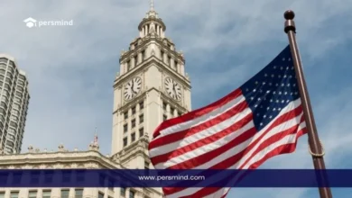 علم الولايات المتحدة يرفرف أمام مبنى أمريكي كلاسيكي شاهق، يمثل زمالة ترينيتي للقيادة