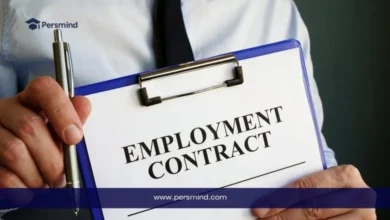 شخص يحمل ملفًا يحتوي على وثيقة بعنوان "عقد عمل في بلجيكا"، في سياق الحديث عن فرص العمل والعقود الوظيفية.