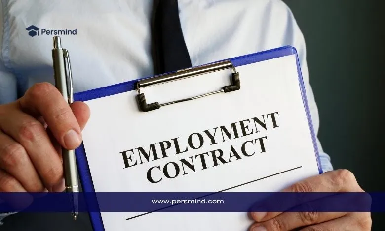 شخص يحمل ملفًا يحتوي على وثيقة بعنوان "عقد عمل في بلجيكا"، في سياق الحديث عن فرص العمل والعقود الوظيفية.