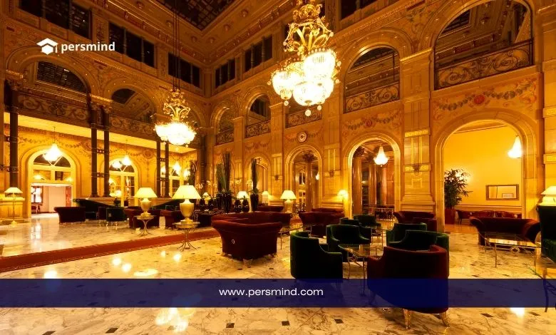 قاعة فاخرة داخل فندق خمس نجوم مع ديكور كلاسيكي وإضاءة ذهبية – فرصة عمل في قطاع الضيافة الفاخرة في السعودية