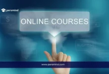 يد تضغط على أيقونة ONLINE COURSES في واجهة رقمية، في صورة تعبيرية لمقال كورس تعلم اللغة الإنجليزية عبر الإنترنت.