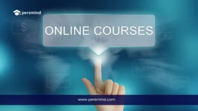 يد تضغط على أيقونة ONLINE COURSES في واجهة رقمية، في صورة تعبيرية لمقال كورس تعلم اللغة الإنجليزية عبر الإنترنت.