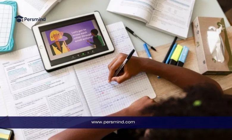 طالب يدوّن ملاحظات أثناء متابعة درس لغة عبر جهاز لوحي، مع كتب وأدوات دراسة، في صورة تعبيرية لمقال كورس تعلم اللغة الإنجليزية.