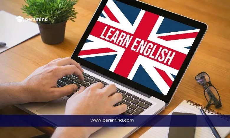 شخص يستخدم حاسوبًا محمولًا تظهر على شاشته عبارة LEARN ENGLISH فوق علم بريطانيا، في تصميم مخصص لمقال كورس شامل لتعلم اللغة الإنجليزية.