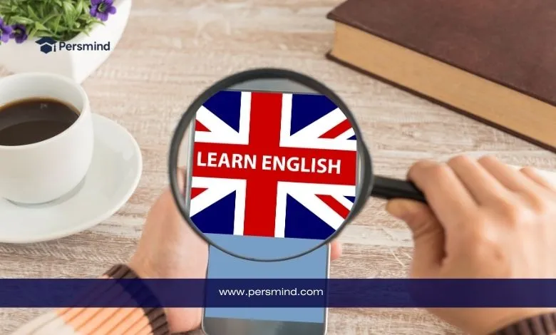 صورة لمجسم عدسة مكبرة تُظهر عبارة LEARN ENGLISH فوق علم بريطانيا، مع تواجد عناصر مكتبية وكوب قهوة، في تصميم خاص بمقال كورس شامل لتعلم اللغة الإنجليزية.