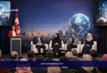 مشهد لمنتدى الدبلوماسية الثقافية والتكنولوجيا في كندا يظهر فيه متحدثون دوليون أمام جمهور، مع خلفية رقمية تمثل الابتكار والتواصل العالمي.