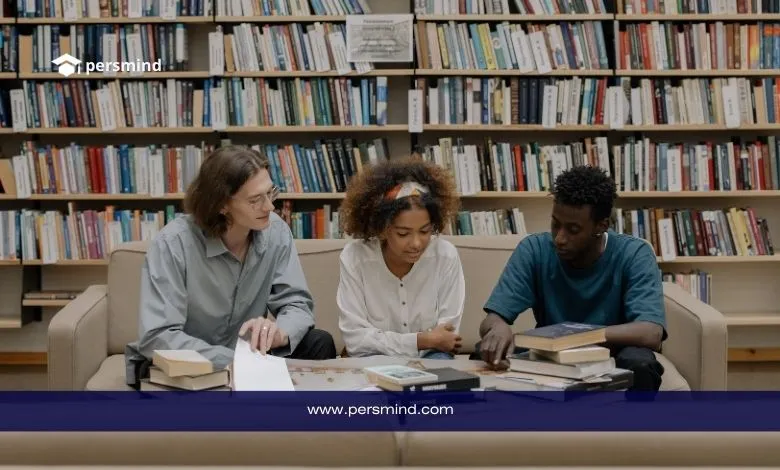 طلاب دوليون يدرسون معًا داخل مكتبة جامعية مليئة بالكتب – منح إندونيسيا 2026.