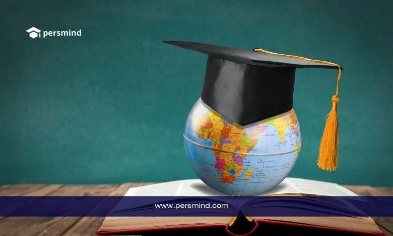 مجسم للكرة الأرضية يرتدي قبعة التخرج فوق كتاب مفتوح، في رمز للمنح الدراسية الدولية.