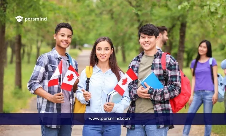 طلاب دوليون يحملون أعلام كندا أثناء الدراسة في الحرم الجامعي، في إشارة إلى منح جامعة ساسكاتشوان.