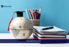 كرة أرضية صغيرة عليها قبعة تخرج بجانب دفاتر وأقلام للدلالة على منح جامعة ساسكاتشوان للطلاب الدوليين.