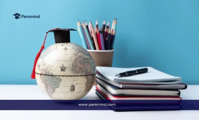 كرة أرضية صغيرة عليها قبعة تخرج بجانب دفاتر وأقلام للدلالة على منح جامعة ساسكاتشوان للطلاب الدوليين.