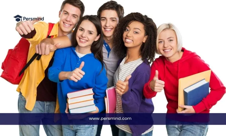 مجموعة من الطلاب الدوليين يبتسمون ويحملون كتباً دراسية للتعبير عن منح جامعة ماستريخت وفرص الدراسة في هولندا.