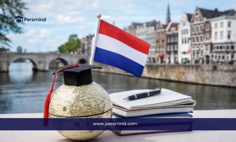 صورة لعلم هولندا مع مجسم للكرة الأرضية يرتدي قبعة تخرج وكتب دراسية في مدينة ماستريخت، تُستخدم للتعبير عن منح جامعة ماستريخت للطلاب الدوليين.