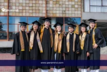 طلاب يجلسون في قاعة دراسية ويؤدون اختباراً يعكس الاستعداد الأكاديمي للتقديم على منح دراسية ممولة بالكامل.