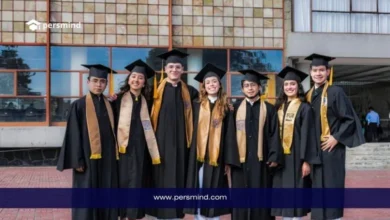 طلاب يجلسون في قاعة دراسية ويؤدون اختباراً يعكس الاستعداد الأكاديمي للتقديم على منح دراسية ممولة بالكامل.