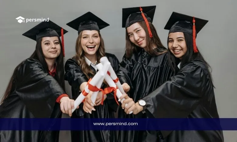 أربع طالبات يرتدين قبعات التخرج وعباءاته يحتفلن بحصولهن على شهاداتهن، في صورة تعبّر عن النجاح الأكاديمي وفرص المنح الدراسية الدولية.