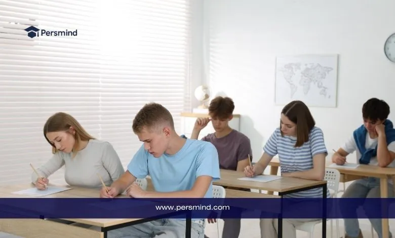 طلاب يجلسون في قاعة دراسة ويؤدون اختباراً أكاديمياً في بيئة تعليمية هادئة.