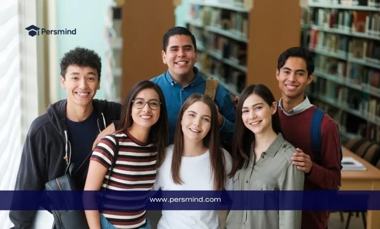 مجموعة طلاب دوليين يبتسمون داخل مكتبة جامعية، في سياق الحديث عن المنح الدراسية في كوريا الجنوبية.