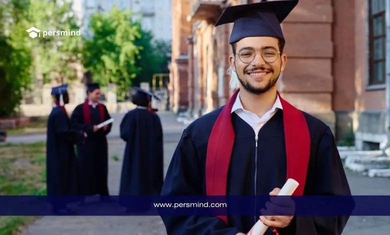 طالب متخرج يحمل شهادة تخرّج مع طلاب آخرين في الخلفية، في سياق الحديث عن المنح الدراسية في كوريا الجنوبية.