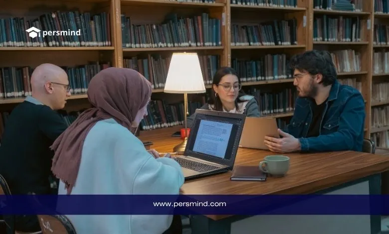 مجموعة طلاب دوليين يدرسون معًا داخل مكتبة جامعية في سياق التقديم على المنح الدراسية في ماليزيا.