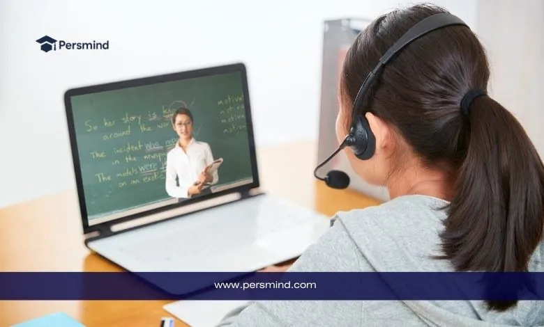 طالبة تتعلم الإنجليزية عبر حصة مباشرة على الإنترنت من خلال لابتوب مع معلمة تشرح على السبورة.