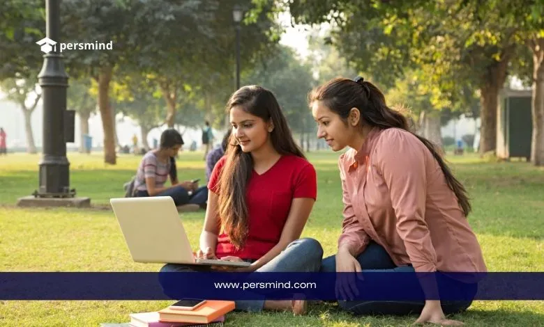 طالبتان تجلسان في حديقة جامعية وتعملان على اللابتوب أثناء التحضير للتقديم على المنح الدراسية.