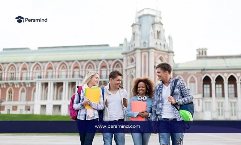 طلاب دوليون يسيرون في حرم جامعي أوروبي تاريخي ضمن مقال منحة جامعة لايدن على موقع Persmind.