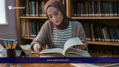 طالبة تدرس في مكتبة جامعية ضمن منحة جامعة هلسنكي وهي تقرأ كتابًا كبيرًا على طاولة خشبية.