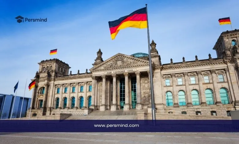 مبنى البرلمان الألماني مع أعلام ألمانيا في يوم مشمس ضمن مقال منحة هاينريش بول.