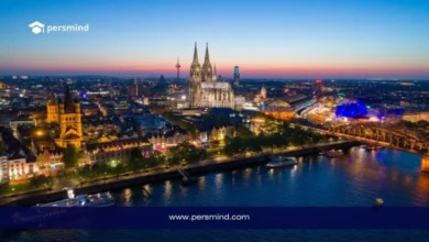 منظر ليلي لمدينة كولونيا في ألمانيا يظهر كاتدرائية كولونيا ونهر الراين، يرمز لبرامج التدريب المهني Ausbildung في ألمانيا