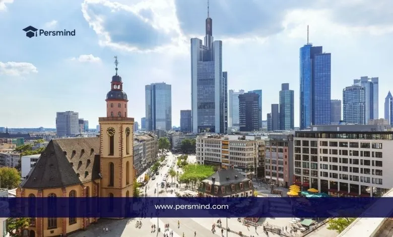 صورة لمدينة فرانكفورت في ألمانيا تظهر فيها ناطحات السحاب ومعالم المدينة، تُستخدم في مقال عن الأوسبيلدونغ في ألمانيا.