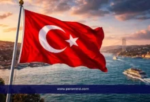 علم تركيا يرفرف فوق مضيق البوسفور في إسطنبول – صورة تعبر عن البرنامج الصيفي لجامعة أوزيجين في تركيا